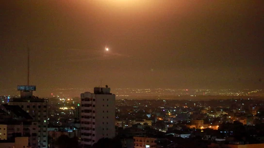 El sistema antimisiles israelí Cúpula de Hierro intercepta cohetes lanzados desde la Franja de Gaza El sistema antimisiles israelí Cúpula de Hierro intercepta cohetes lanzados desde la Franja de Gaza, visto desde el centro de la ciudad de Gaza, el 7 de abril de 2023.
