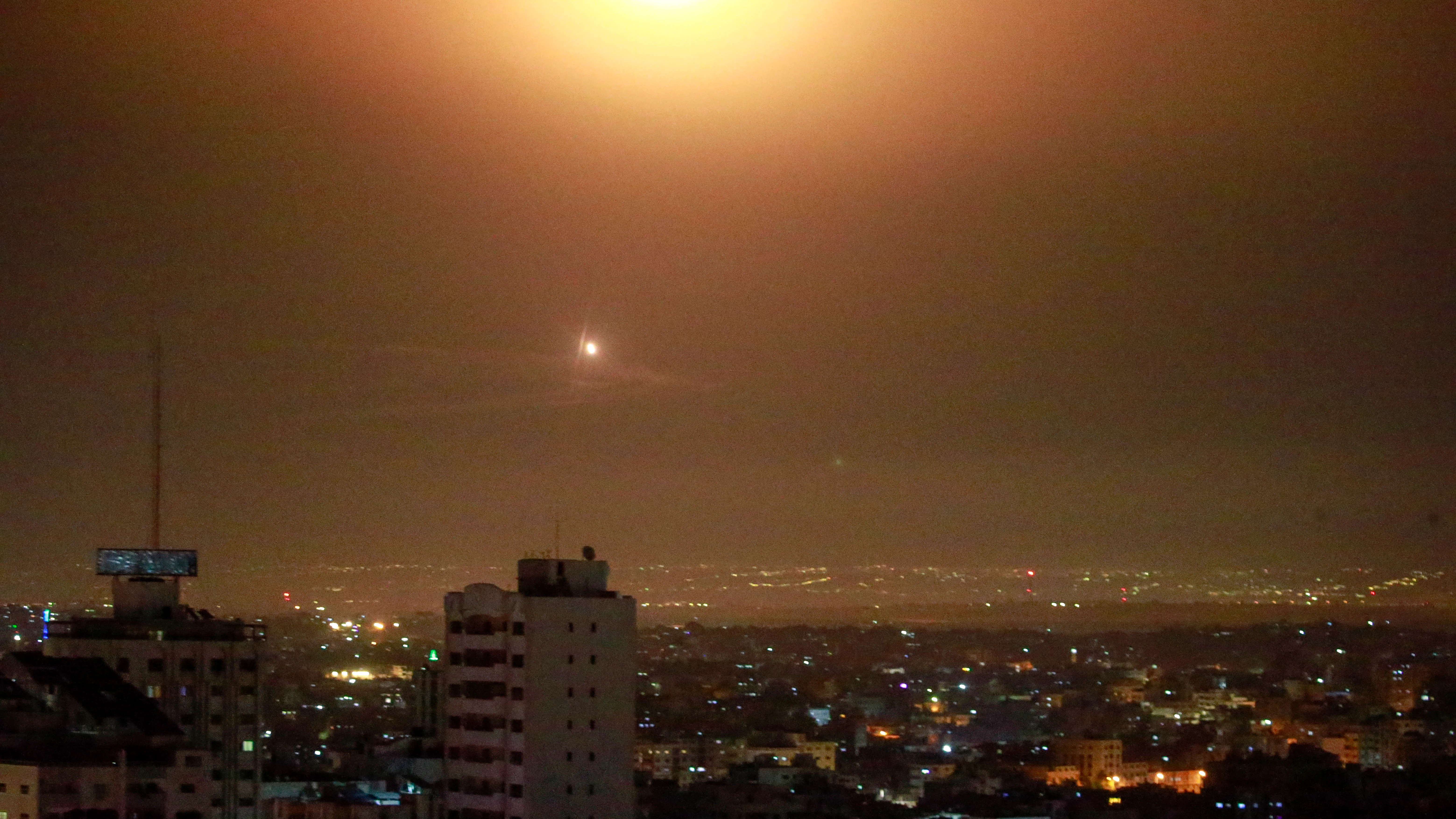 El sistema antimisiles israelí Cúpula de Hierro intercepta cohetes lanzados desde la Franja de Gaza, visto desde el centro de la ciudad de Gaza, el 7 de abril de 2023.