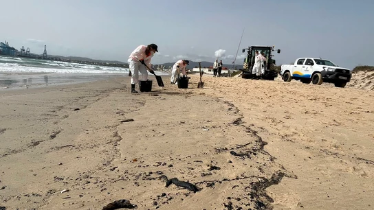 Integrantes del colectivo Verdemar Ecologistas en Acción recogen los restos de hidrocarburos procedentes del buque “OS 35”, varado al Este de Gibraltar. Integrantes del colectivo Verdemar Ecologistas en Acción recogen los restos de hidrocarburos procedentes del buque “OS 35”, varado al Este de Gibraltar.