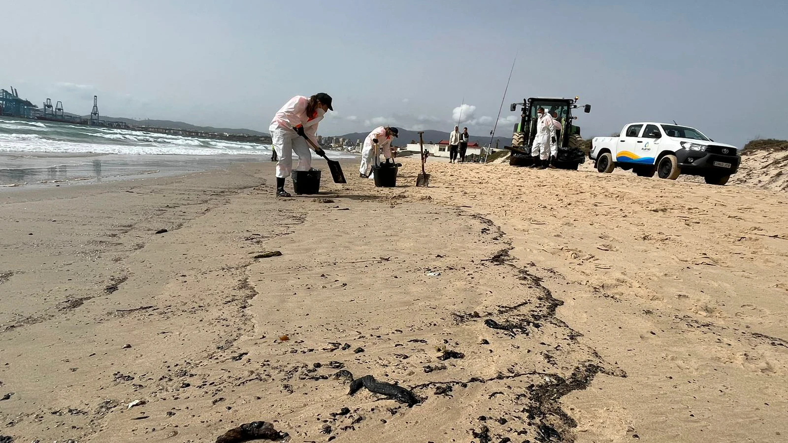 Integrantes del colectivo Verdemar Ecologistas en Acción recogen los restos de hidrocarburos procedentes del buque “OS 35”, varado al Este de Gibraltar.