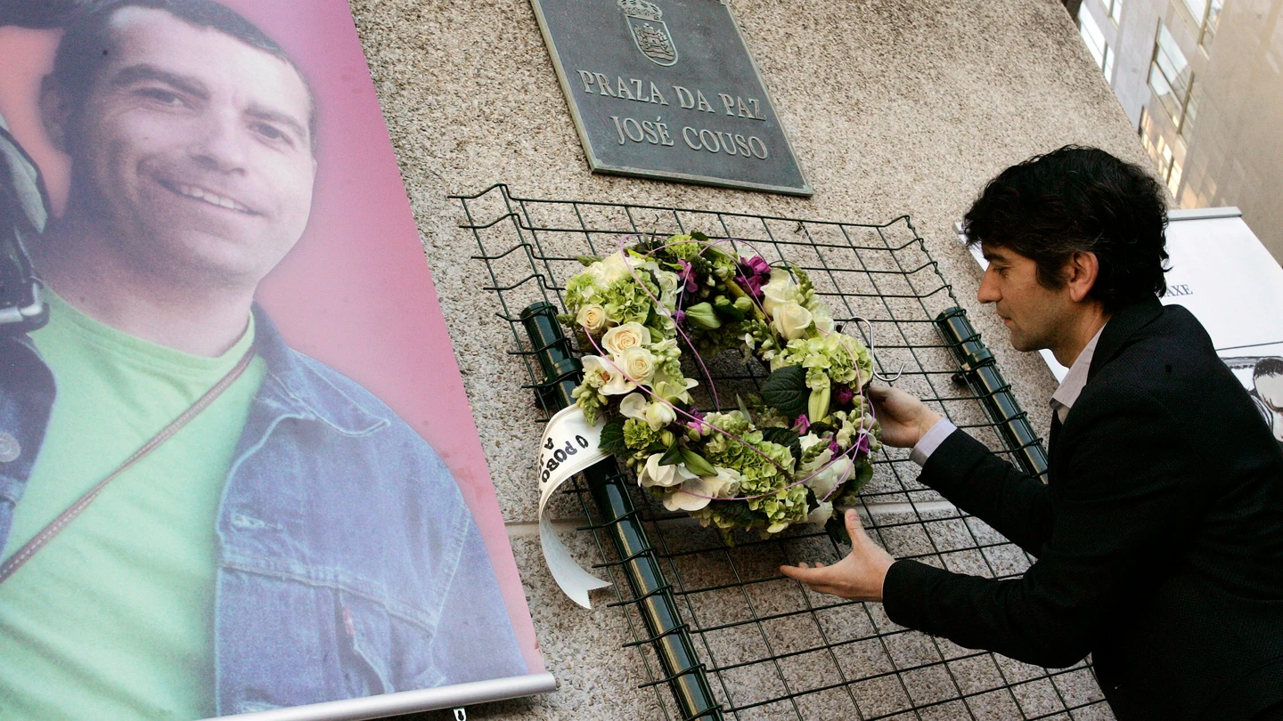 Imagen de archivo de una ofrenda floral institucional que el Ayuntamiento de Ferrol dedica al cámara José Couso, asesinado en Irak. Imagen de archivo de una ofrenda floral institucional que el Ayuntamiento de Ferrol dedica al cámara José Couso, asesinado en Irak.