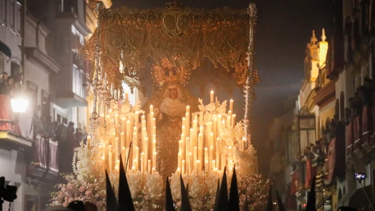 Prelados y feligreses acompañan a la Virgen de la Esperanza de Triana durante la celebración de la Madrugá. Prelados y feligreses acompañan a la Virgen de la Esperanza de Triana durante la celebración de la Madrugá.