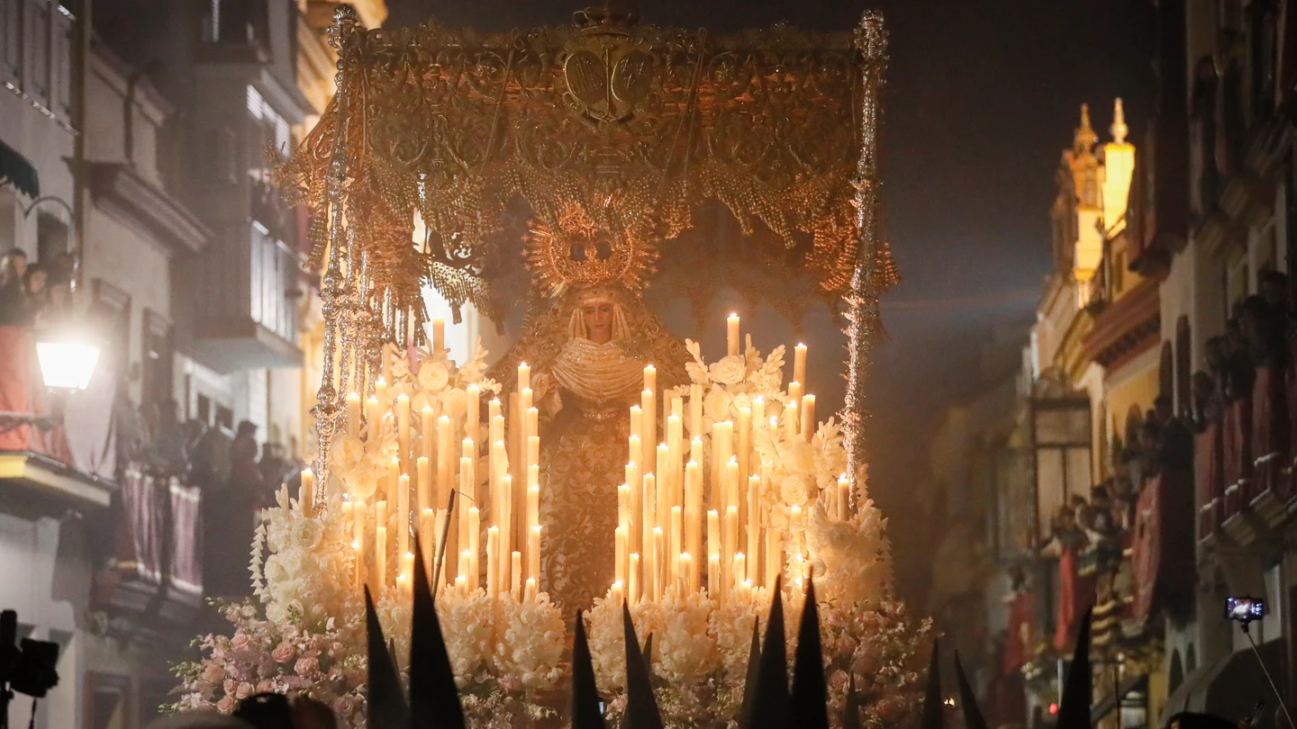 Prelados y feligreses acompañan a la Virgen de la Esperanza de Triana durante la celebración de la Madrugá. Prelados y feligreses acompañan a la Virgen de la Esperanza de Triana durante la celebración de la Madrugá.