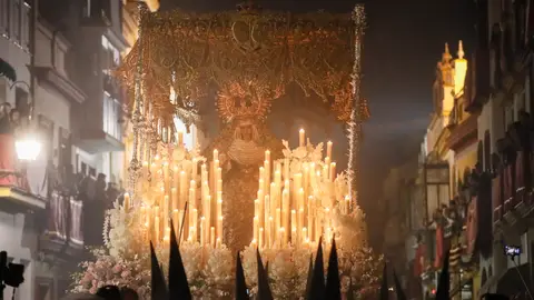 Prelados y feligreses acompañan a la Virgen de la Esperanza de Triana durante la celebración de la Madrugá.