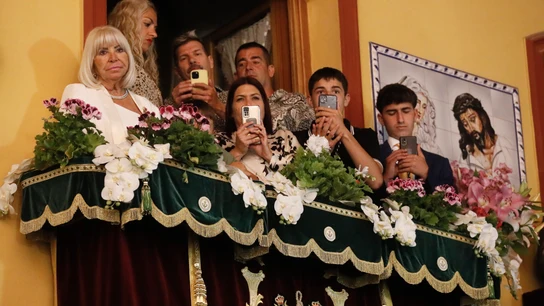 Vecinos observan hoy la procesión de la Virgen de la Esperanza de Triana, a la salida de la capilla de los Marineros. Vecinos observan hoy la procesión de la Virgen de la Esperanza de Triana, a la salida de la capilla de los Marineros.