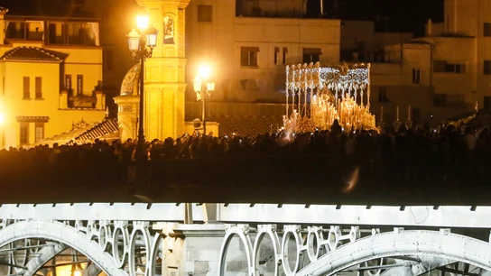 Feligreses participan hoy en la procesión de la Virgen de la Esperanza de Triana Feligreses participan hoy en la procesión de la Virgen de la Esperanza de Triana