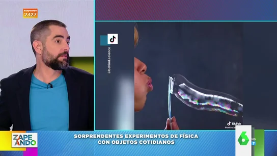 Desviar un chorro de agua o hacer una pompa con un CD: los experimentos de física con objetos cotidianos más virales Desviar un chorro de agua o hacer una pompa con un CD: los experimentos de física con objetos cotidianos más virales