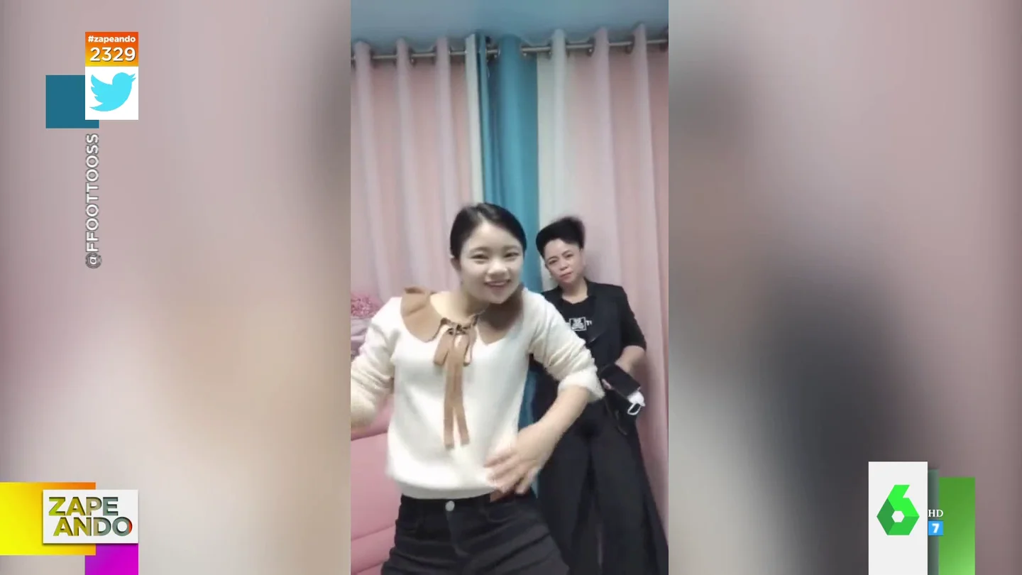 La sorprendente habilidad de una joven para bailar sin mover la cabeza La sorprendente habilidad de una joven para bailar sin mover la cabeza