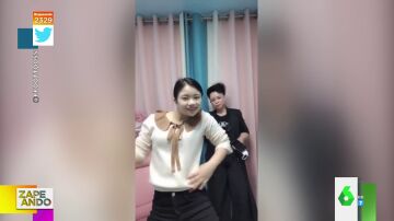 La sorprendente habilidad de una joven para bailar sin mover la cabeza