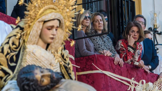 La ex alcaldesa de Madrid Ana Botella (d) contempla el paso del Cristo de la Misericordia de la Hermandad de El Baratillo. La ex alcaldesa de Madrid Ana Botella (d) contempla el paso del Cristo de la Misericordia de la Hermandad de El Baratillo.