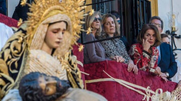 La ex alcaldesa de Madrid Ana Botella (d) contempla el paso del Cristo de la Misericordia de la Hermandad de El Baratillo.