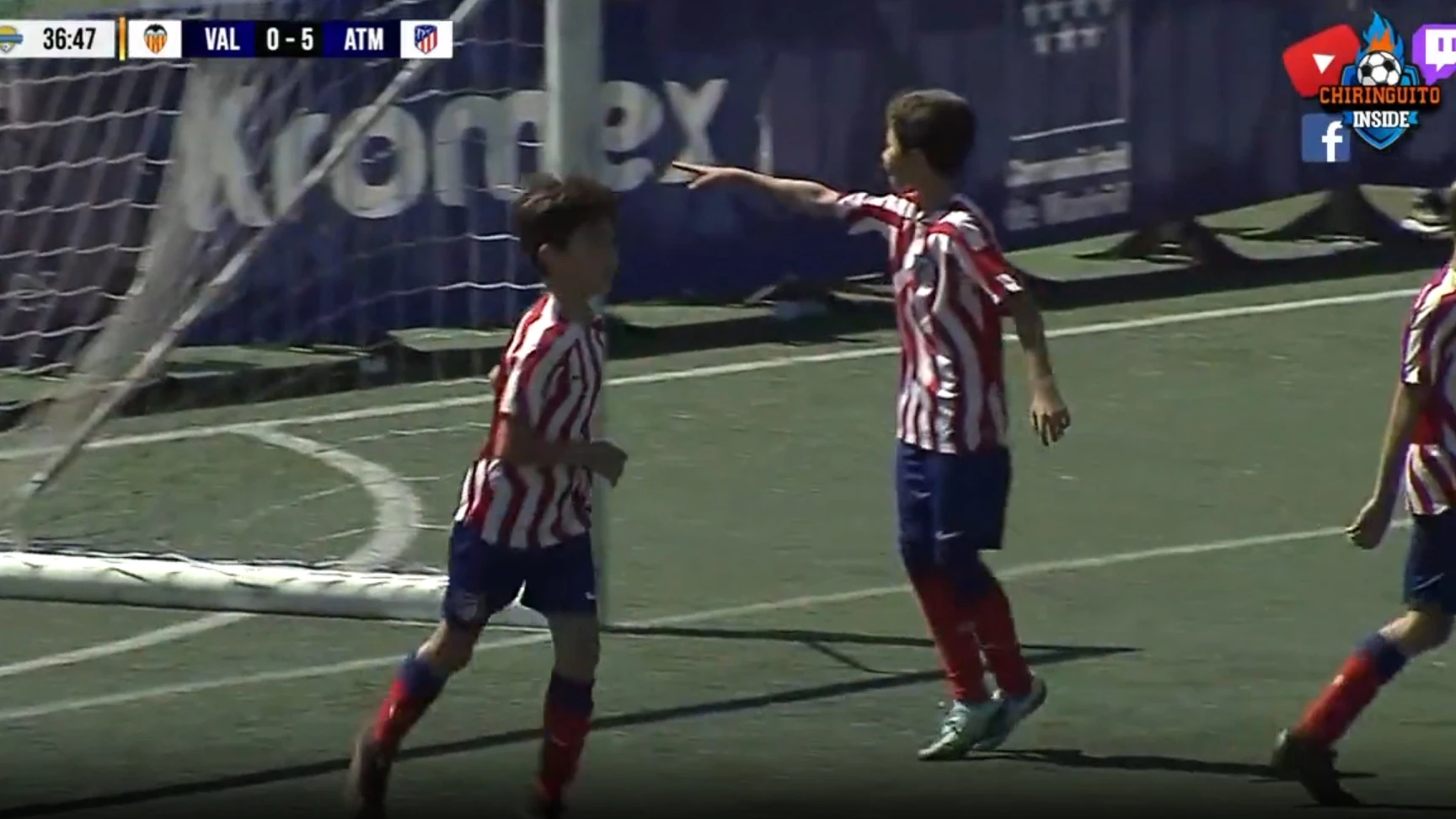 Mario Muñoz celebra un gol