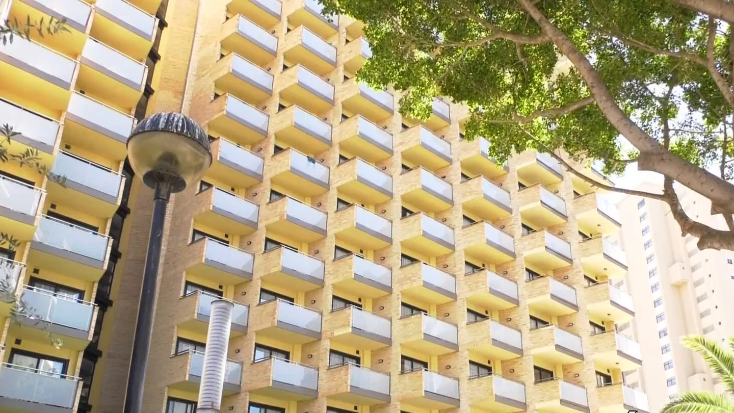 Detienen a un hombre en Benidorm tras la caída de su pareja por el balcón de un hotel Detienen a un hombre en Benidorm tras la caída de su pareja por el balcón de un hotel