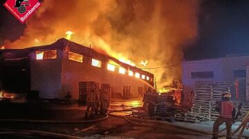 Un incendio quema una fábrica de palés en Elche (Alicante) y deja un herido