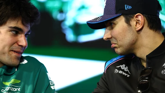 Ocon mira contrariado a Stroll Ocon mira contrariado a Stroll