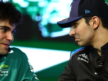 Ocon mira contrariado a Stroll Ocon mira contrariado a Stroll
