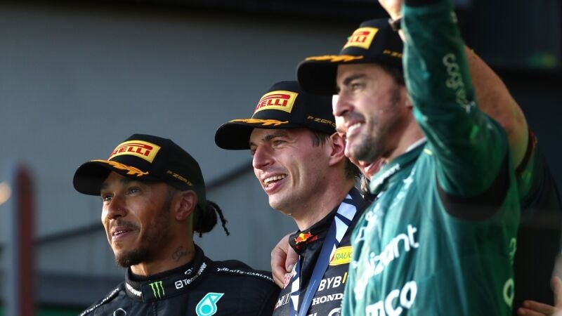Fernando Alonso y Verstappen, en el podio con Hamilton