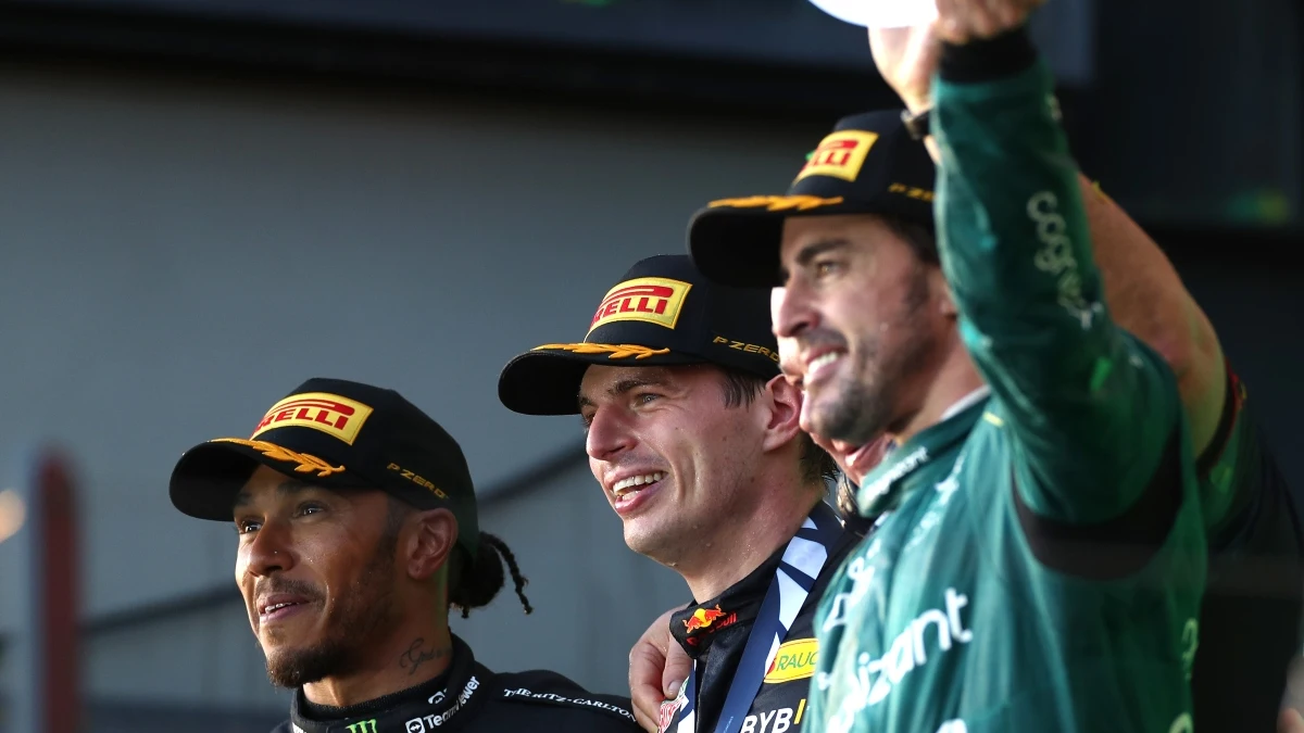 Fernando Alonso y Verstappen, en el podio con Hamilton