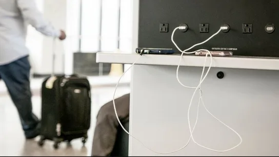 Estación de carga pública para el móvil en un aeropuerto Estación de carga pública para el móvil en un aeropuerto