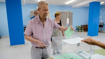 Un hombre introduce el voto en la urna en una foto de archivo.