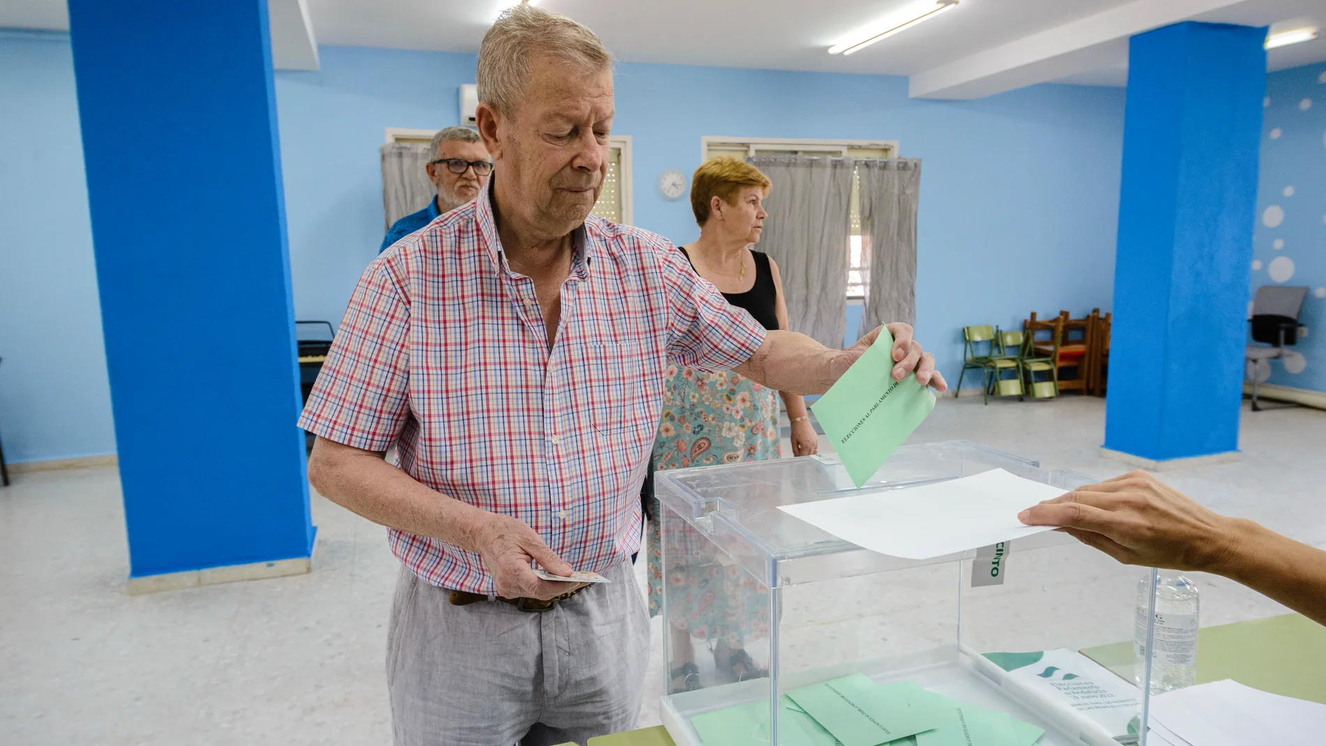 Un hombre introduce el voto en la urna en una foto de archivo.