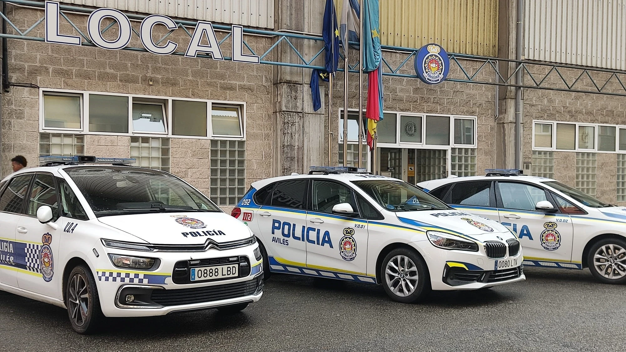 Coches de la Policía Local de Avilés, en una foto de archivo.