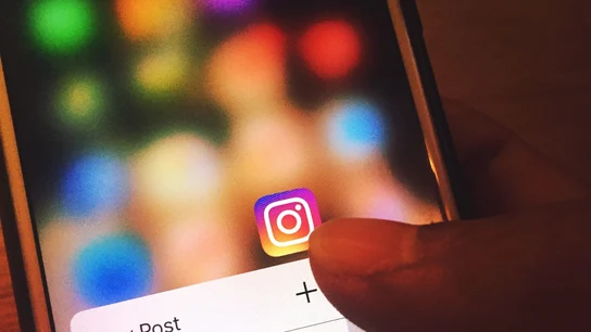 Las adicción a las redes sociales son uno de los desencadenantes del poder padecer FOMO. Las adicción a las redes sociales son uno de los desencadenantes del poder padecer FOMO.