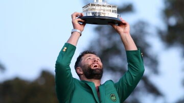 El golfista español Jon Rahm, al lucir la chaqueta verde como campeón del Master de Augusta