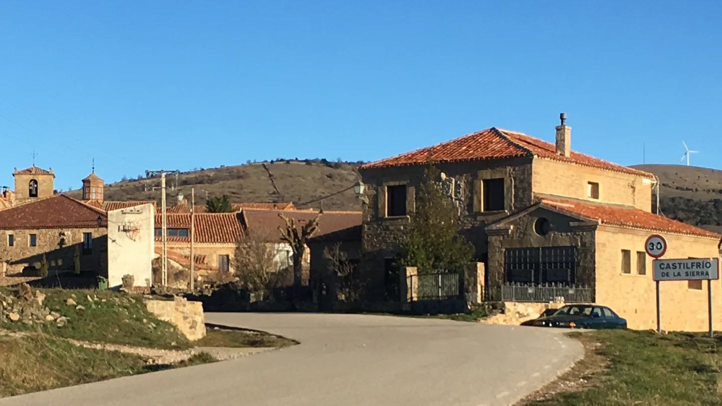 Castilfrío de la Sierra, el pequeño pueblo de 37 habitantes que fue la última casa de Sánchez Dragó Castilfrío de la Sierra, el pequeño pueblo de 37 habitantes que fue la última casa de Sánchez Dragó