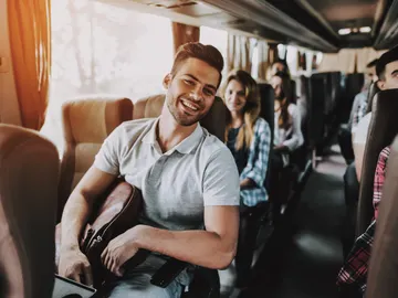 Jóvenes en un autobús Jóvenes en un autobús