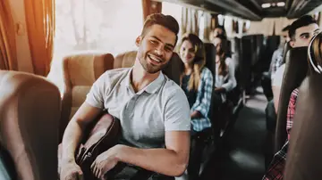 Jóvenes en un autobús