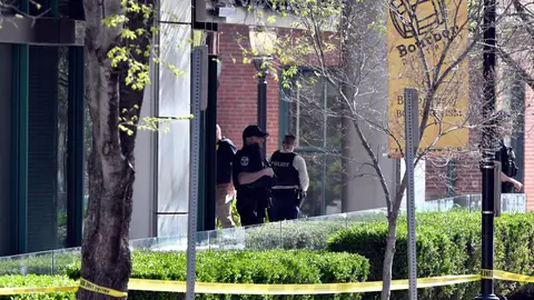 Agentes se personan en la zona del tiroteo del Louisville