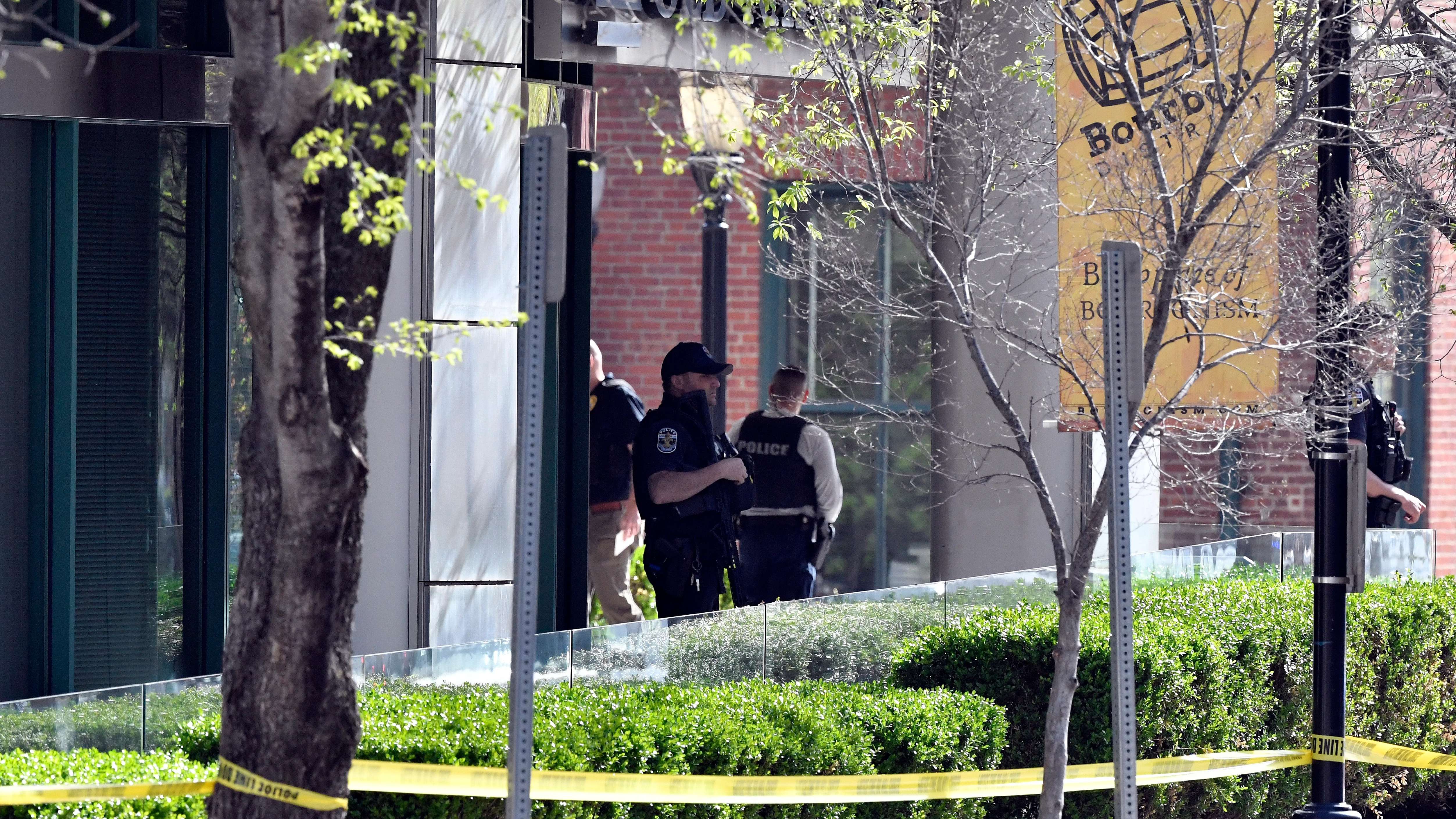 Agentes se personan en la zona del tiroteo del Louisville Agentes se personan en la zona del tiroteo del Louisville