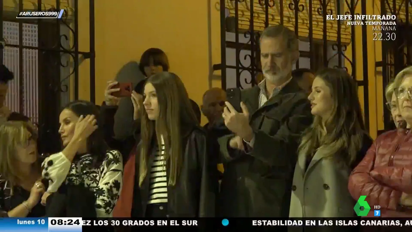 El divertido vídeo en el que Leonor ayuda al rey a grabar con el móvil ante las dificultades de Felipe VI El divertido vídeo en el que Leonor ayuda al rey a grabar con el móvil ante las dificultades de Felipe VI
