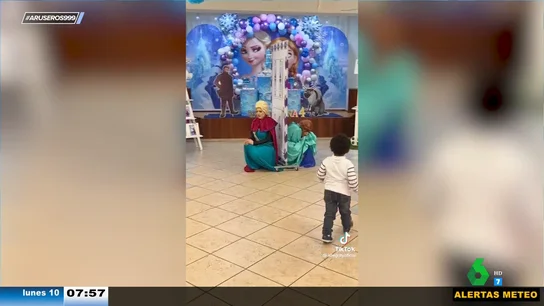 El tierno vídeo en el que un niño se preocupa al ver llorar a Anna en Frozen: "¿Qué tienes?" El tierno vídeo en el que un niño se preocupa al ver llorar a Anna en Frozen: "¿Qué tienes?"