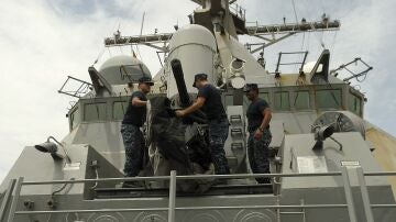 Personal a bordo del USS Milius, destructor lanzamisiles de la Marina de Estados Unidos