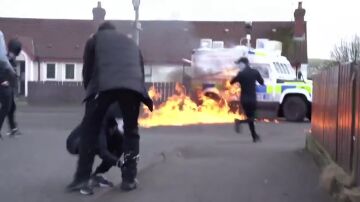 Lanzan cócteles molotov contra la Policía en Irlanda del Norte en el aniversario de los Acuerdos de Viernes Santo