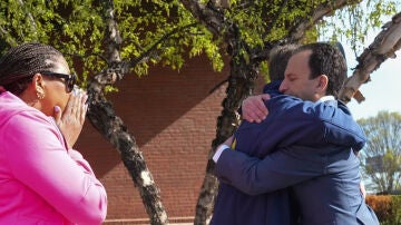 El gobernador de Kentucky, Andy Beshear, consolando a los familiares de una de las víctimas del tiroteo.