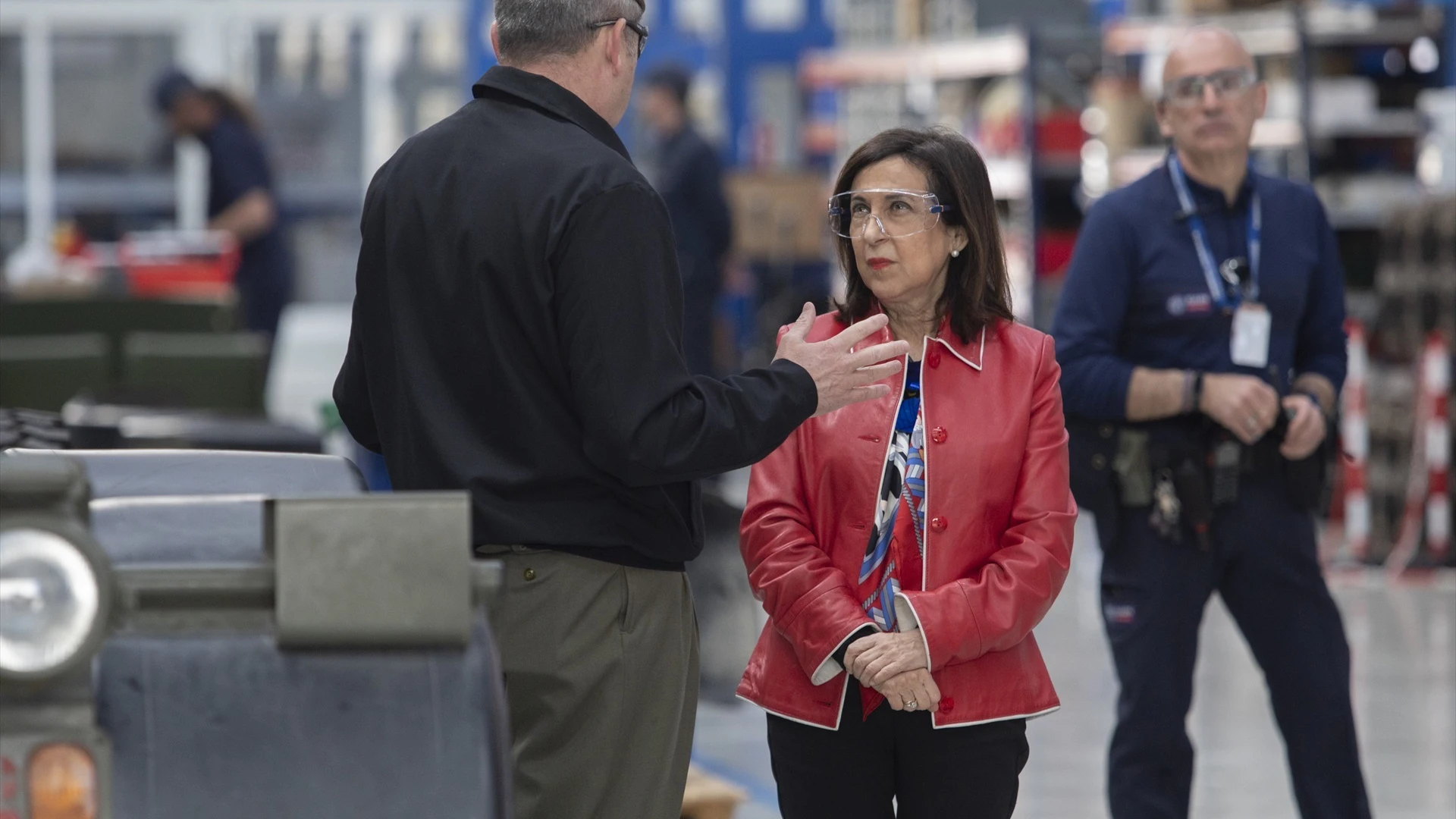 La ministra de Defensa, Margarita Robles, durante su visita a los tanques Leopard en la planta de Santa Bárbara