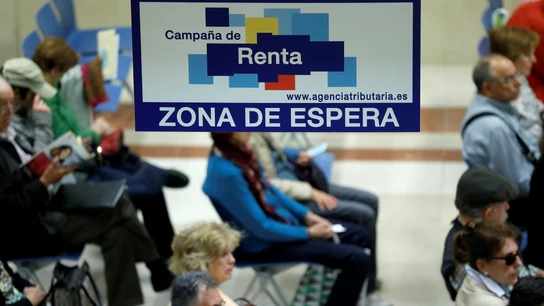 Una sala de espera de una oficina de la Agencia Tributaria para la declaración de la renta Una sala de espera de una oficina de la Agencia Tributaria para la declaración de la renta