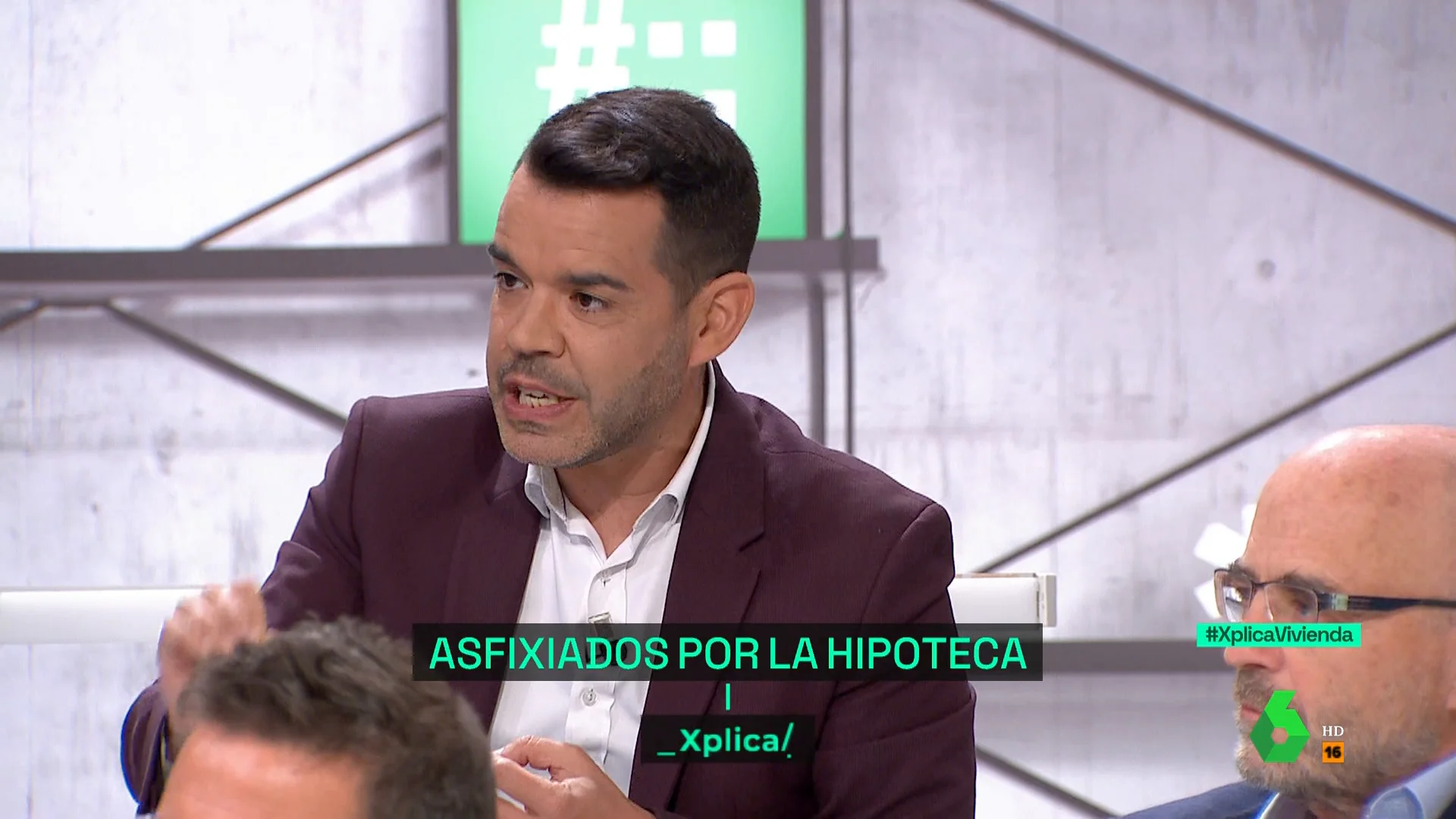 "La banca se ha dado cuenta de que al hacerlo mal provoca desgracias personales y que al final la gente no pague y el problema se vuelva contra ellos", afirma el periodista en este vídeo, donde recomienda "leer absolutamente todo".