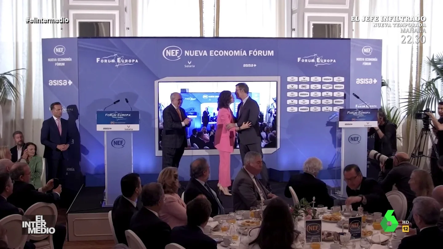 Vídeo manipulado - Los besos entre Ayuso y Feijóo dejan alucinados a los presentes Vídeo manipulado - Los besos entre Ayuso y Feijóo dejan alucinados a los presentes