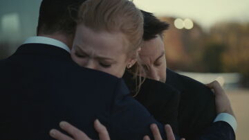 Los hermanos Roy se abrazan después de la muerte de su padre en la cuarta y última temporada de 'Succession'.