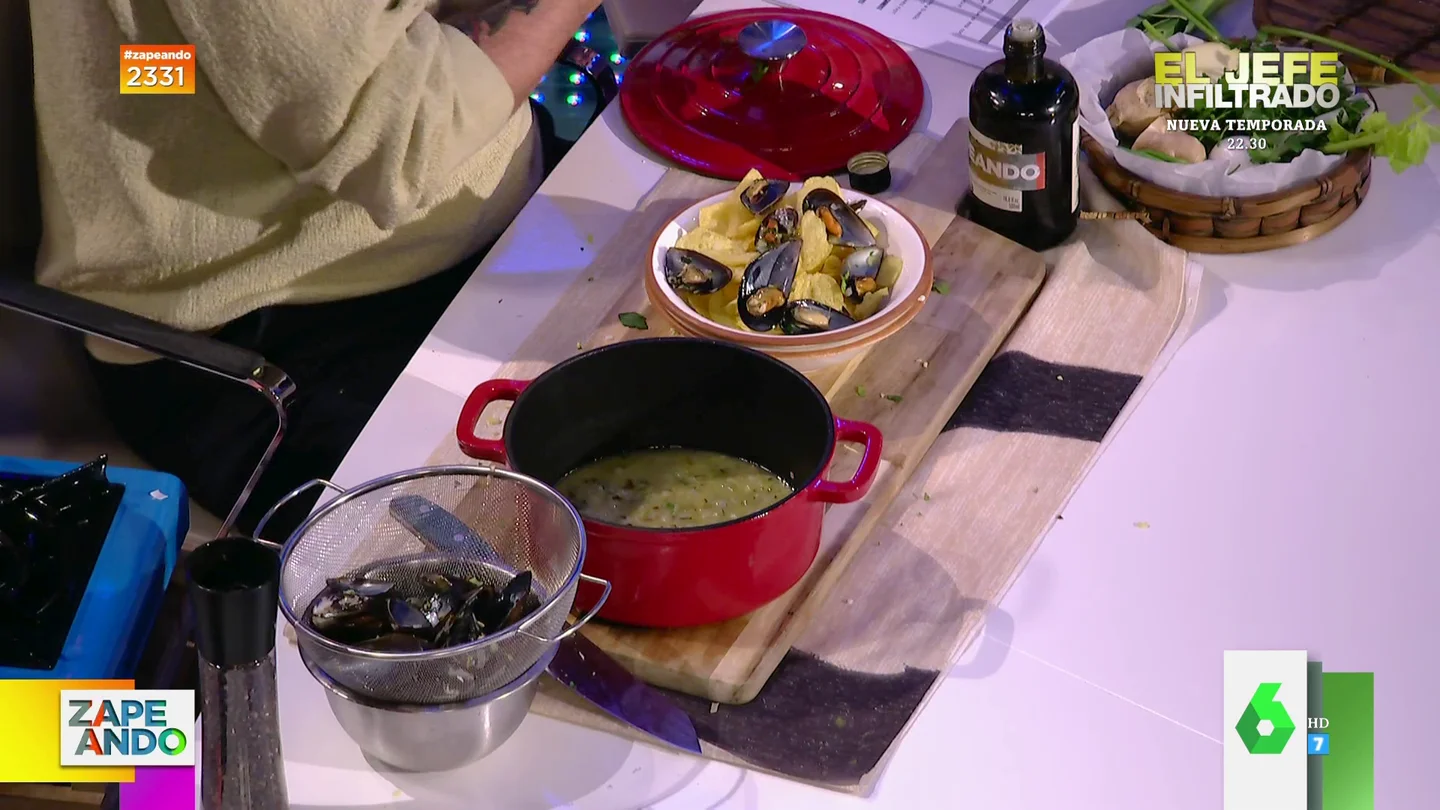 Gipsy Chef cocina mejillones au beurre blanc con jengibre y patatas fritas de bolsa Gipsy Chef cocina mejillones au beurre blanc con jengibre y patatas fritas de bolsa