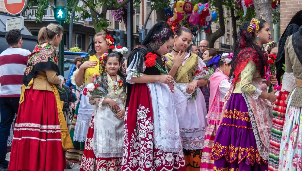 Mujeres y niñas en la procesión del Bando la Huerta