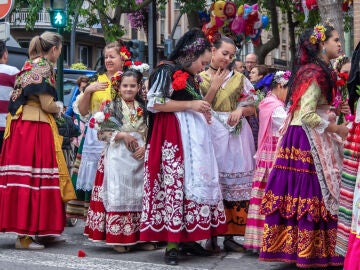 Mujeres y niñas en la procesión del Bando la Huerta