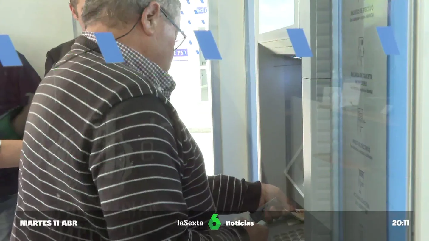A los 70 años aprenden a utilizar un cajero automático A los 70 años aprenden a utilizar un cajero automático