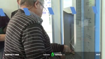 A los 70 años aprenden a utilizar un cajero automático