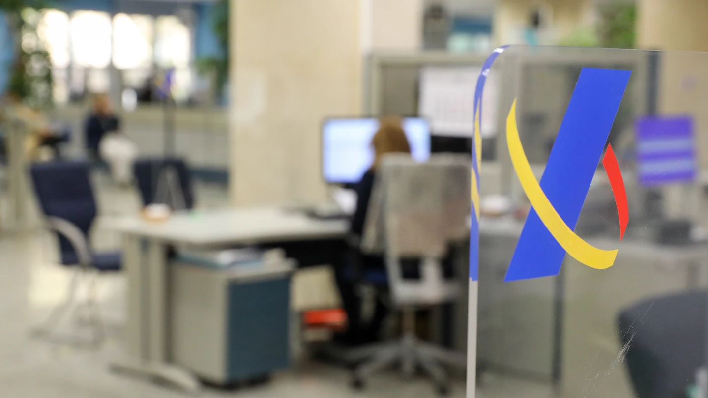 Una empleada trabaja en una oficina de la Agencia Tributaria. Una empleada trabaja en una oficina de la Agencia Tributaria.