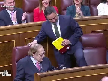 Vídeo manipulado - Un perro impide a Santiago Abascal moverse de su escaño para tomar la palabra en el Congreso
